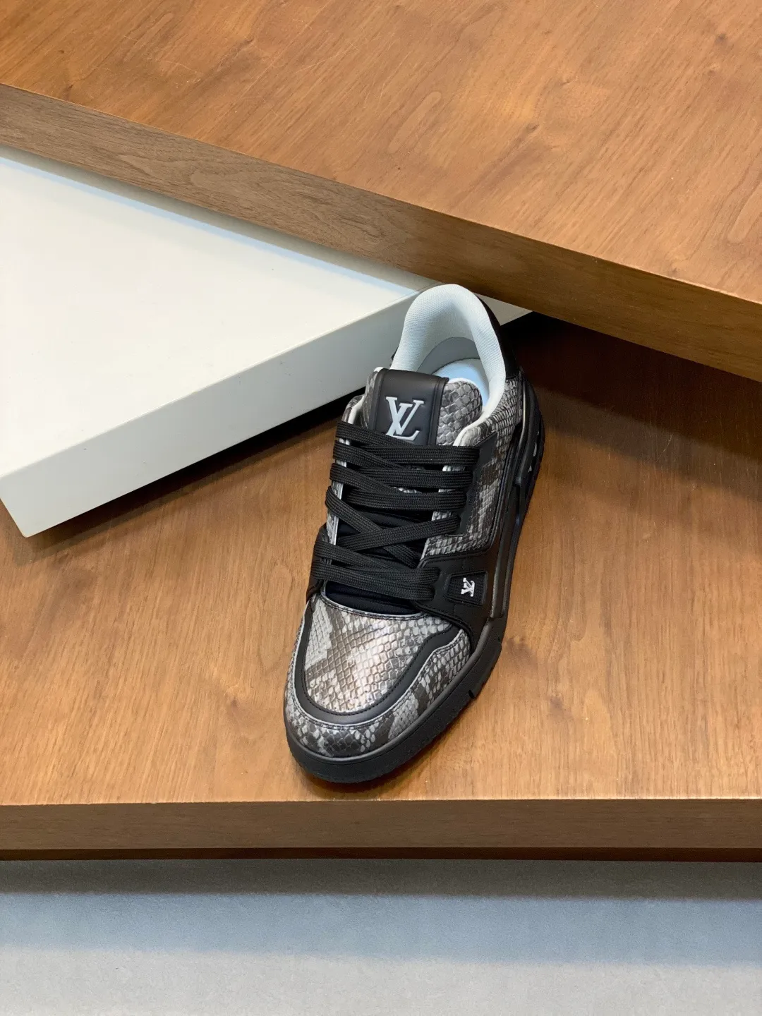 Men's Men's Shoes 💰860 LV TRAINER python pattern sneakers for men are shipped to the LV Vuitton World official website as an early version. They are made of gorgeous snakeskin pattern and smooth cow leather, showing the creative inspiration drawn by men's artistic director Virgil Abloh from retro basketball shoes. The handwritten Louis Vuitton logo is embossed to accentuate the complex structure of the upper. It is made of python textured leather and smooth calf leather. It is decorated with the handwritten Louis Vuitton logo and Vuitton logo on the side. The tongue is decorated with LV letters and the rear is decorated with the #54 logo. The classic rubber outsole is decorated with Monogram flowers. Needless to say, the comfort of Lujia's shoes is very masculine! Completely packaged! Size: 39-40-41-42-43-44 standard leather shoe size (38/45/46 can be customized and does not support returns)